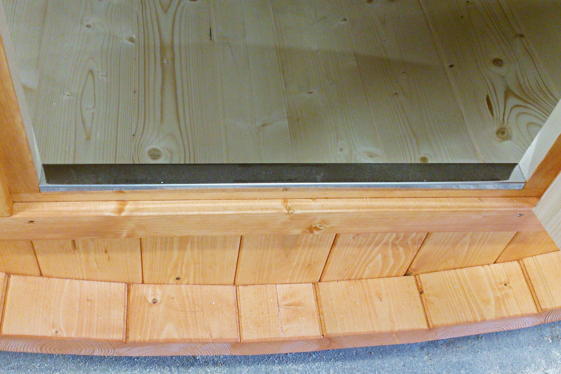 Wolff Finnhaus Saunafass Sena 2333 Bausatz mit schwarzen Dachschindeln