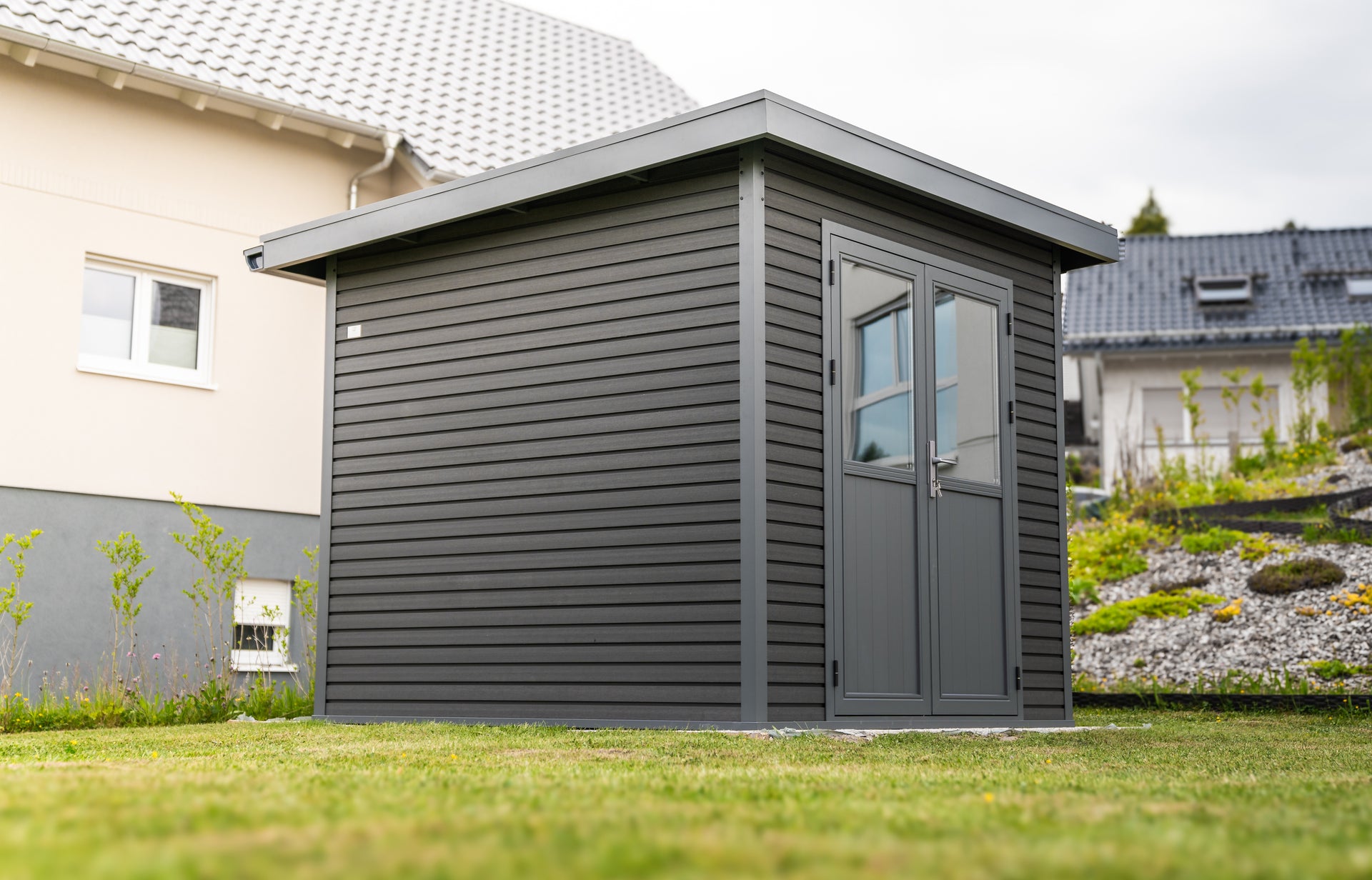 Linholm WPC Gartenhaus Linia 2424 inkl. Dachrinnen-Set, 2-farbig Grau/Anthrazit