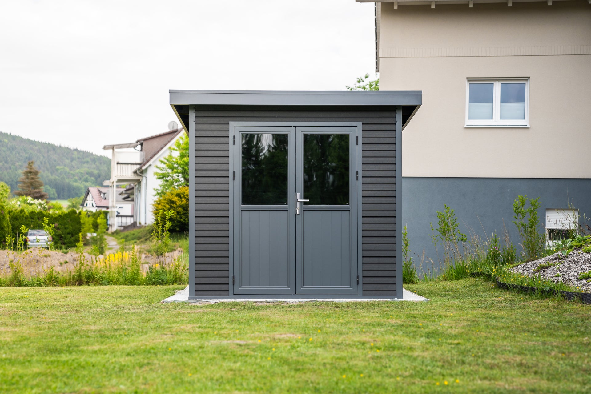 Linholm WPC Gartenhaus Linia 2424 inkl. Dachrinnen-Set, 2-farbig Grau/Anthrazit