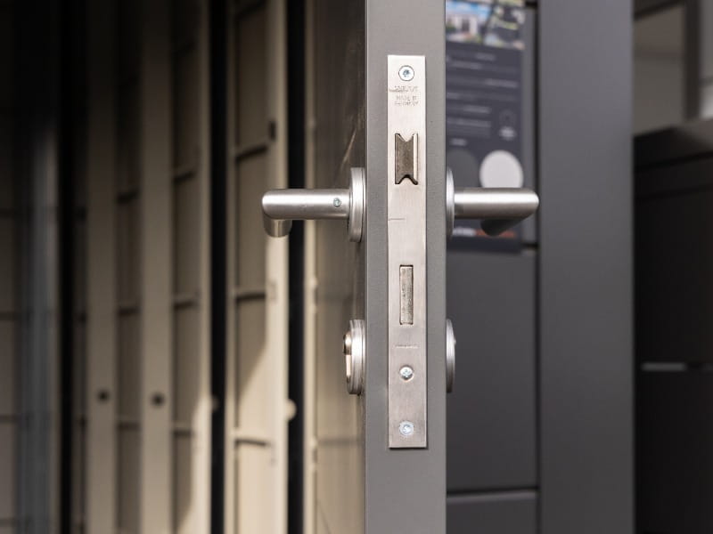 Telluria Metall-Gerätehaus Classico 2424 Granitgrau mit großem Seitendach links