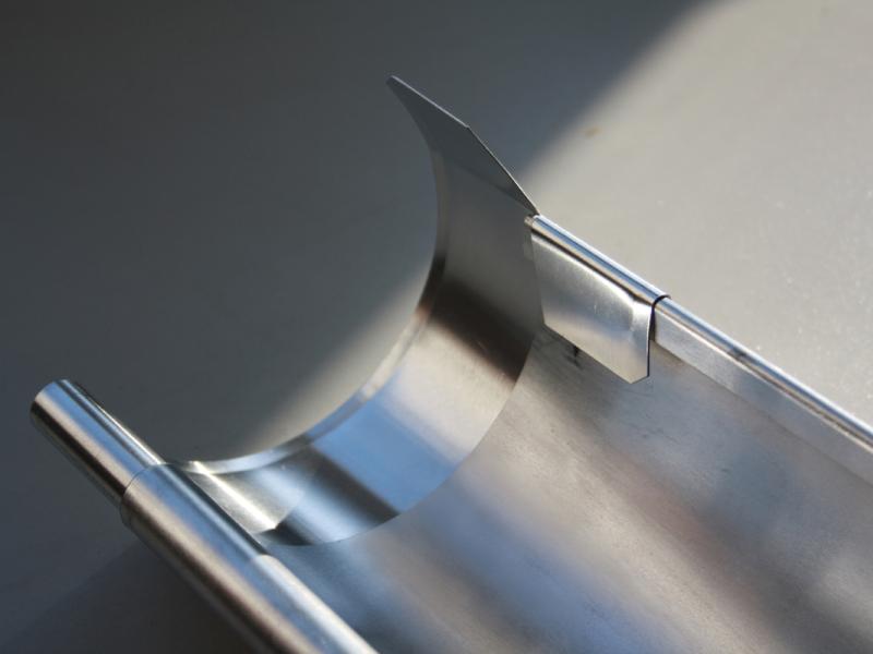 Wolff Finnhaus Alu-Rundrinne für Satteldach bis 500 cm mit 2 Fallrohren