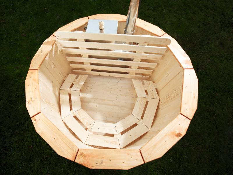 Wolff Finnhaus Badebottich Hot Tub de luxe Hellgrau mit weißem GFK-Einsatz, integriertem Außenofen