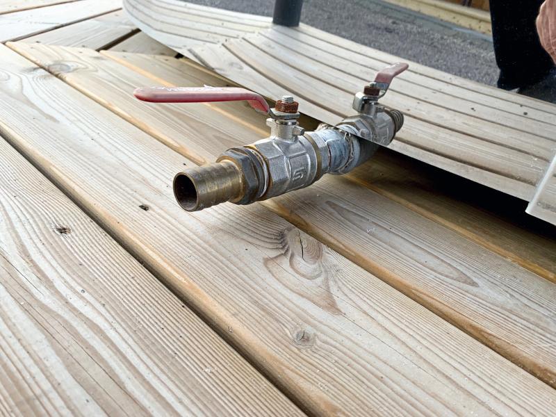 Wolff Finnhaus Badebottich Hot Tub de luxe Dunkelgrau mit grauem GFK-Einsatz, integriertem Außenofen