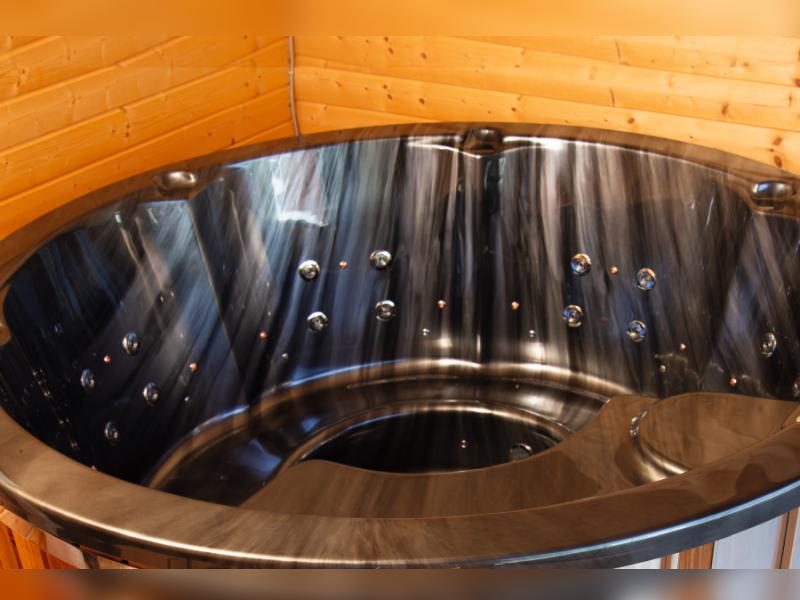 Wolff Finnhaus Badebottich Typ 5, schwarzer Einsatz, Thermoholz, integr. Edelstahlofen, inkl. Wasser