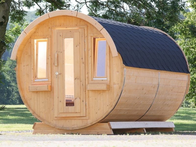 Wolff Finnhaus Campingfass 330, 2-Raum montiert mit schwarzen Dachschindeln