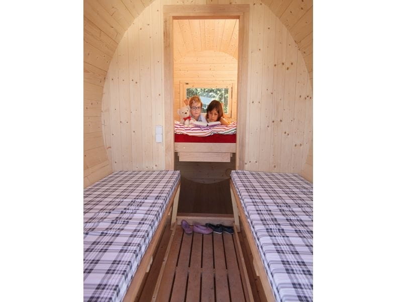 Wolff Finnhaus Campingfass 330, 2-Raum montiert mit schwarzen Dachschindeln