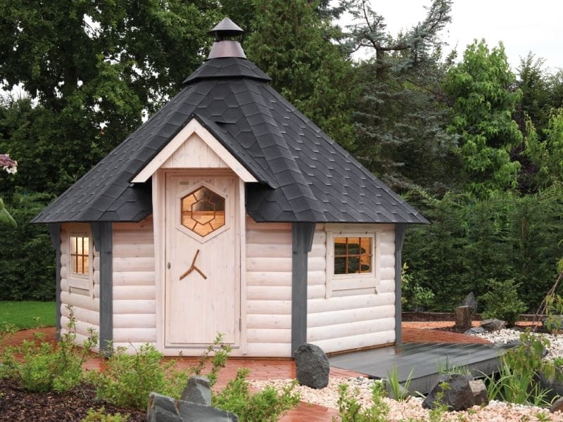 Wolff Finnhaus Grillkota 9 de luxe inkl. schwarzen Dachschindeln und Grillanlage