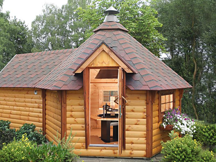 Wolff Finnhaus Grillkota 9 de luxe mit Saunaanbau inkl. rot-schwarzen Dachschindeln