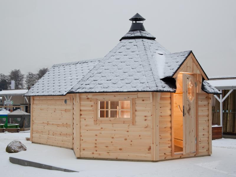 Wolff Finnhaus Grillkota 9 de luxe mit Saunaanbau inkl. rot-schwarzen Dachschindeln