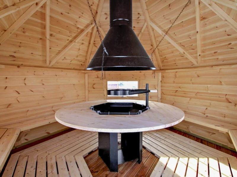 Wolff Finnhaus Grillkota Basic 9 mit Grillanlage schwarze Schindeln und rundem Tisch
