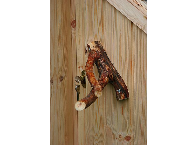 Wolff Finnhaus Grillkota Basic 9 mit Grillanlage schwarze Schindeln und rundem Tisch