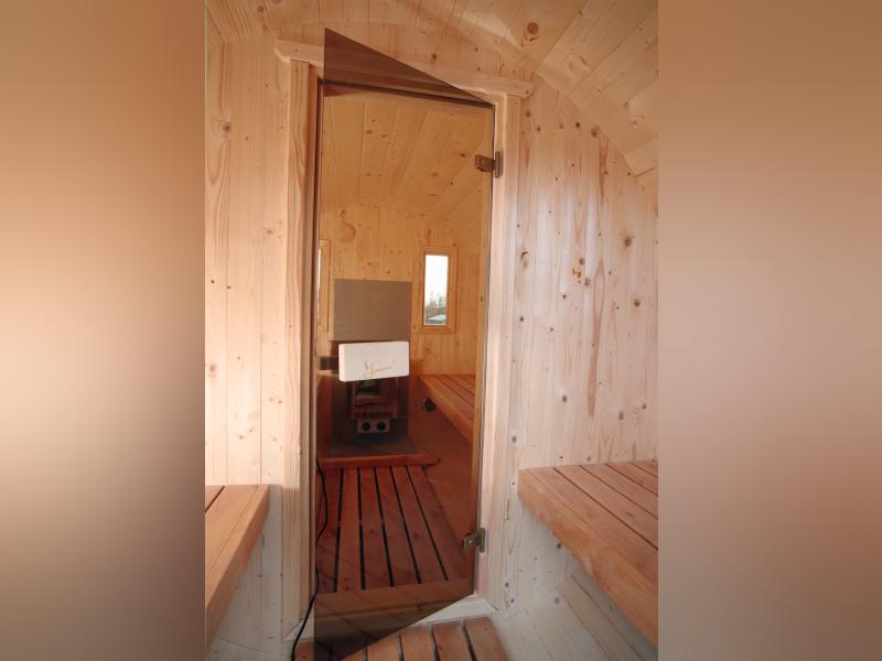 Wolff Finnhaus Saunafass 330 de luxe montiert DS schwarz Anstrich Hellgrau