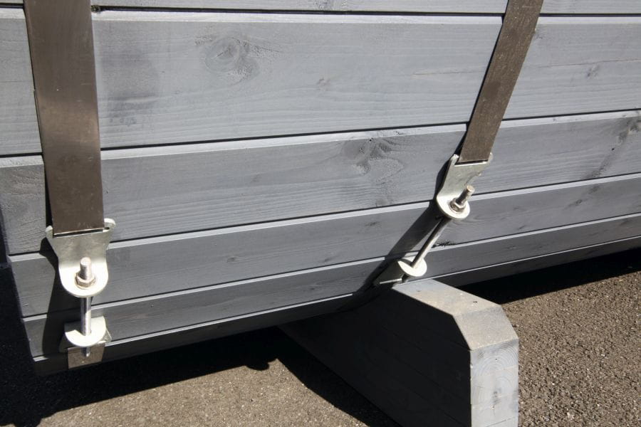 Wolff Finnhaus Saunafass 330 de luxe montiert DS schwarz Anstrich Hellgrau