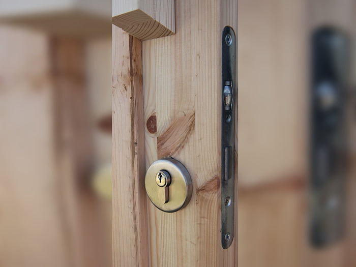 Wolff Finnhaus Saunafass Basic 250 montiert DS schwarz Anstrich Hellgrau