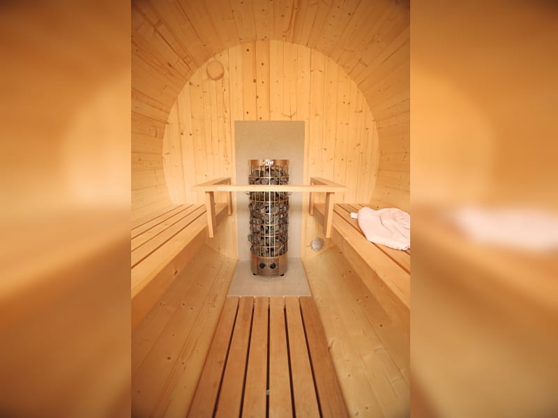 Wolff Finnhaus Saunafass Basic 250 montiert DS schwarz Anstrich Walnuss