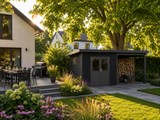 Linholm WPC Gartenhaus Linia 5628 mit Anbaudach und Rückwand, inkl. Dachrinnen-Set, Anthrazit