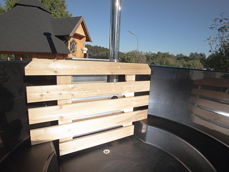 Wolff Finnhaus Badebottich Hot Tub de luxe Dunkelgrau mit weißem GFK-Einsatz, integriertem Außenofen