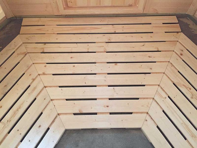 Wolff Finnhaus Grillkota Basic 9 mit Grillanlage schwarze Schindeln und rundem Tisch